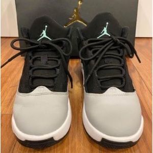 Air Jordan max Aura 2 (GS) Black Tropical Twist ( youth 3.5 / women’s  5-5.5 )